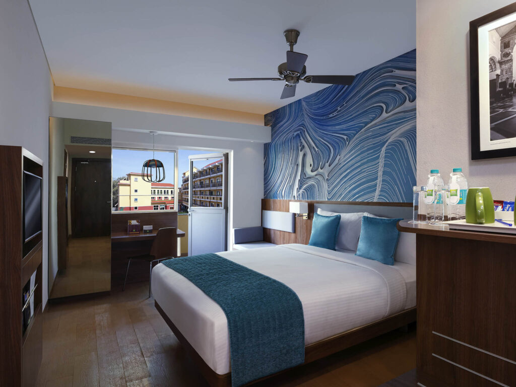 Modern pool room with balcony-queen bed