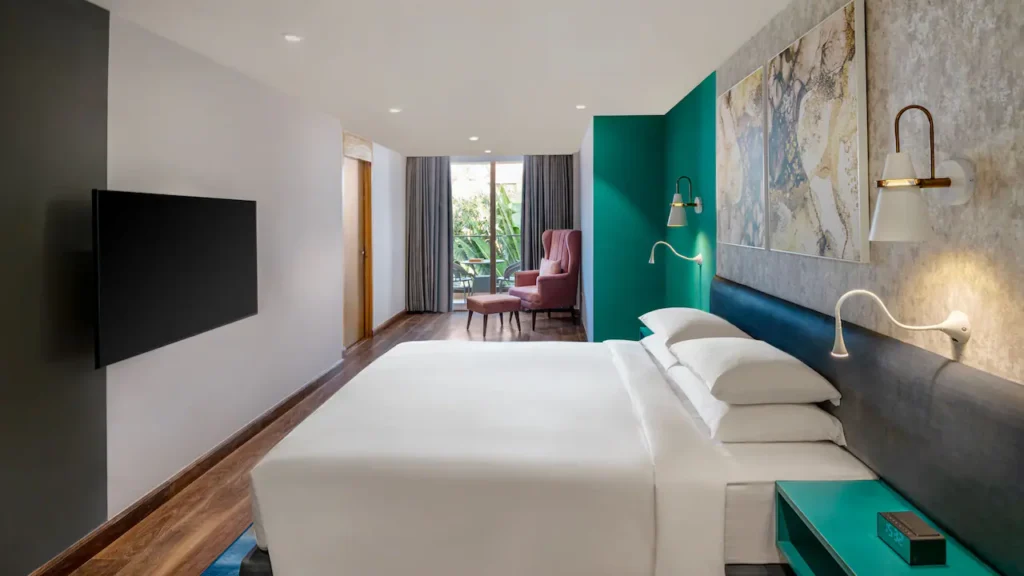 1 King Suite with Balcony