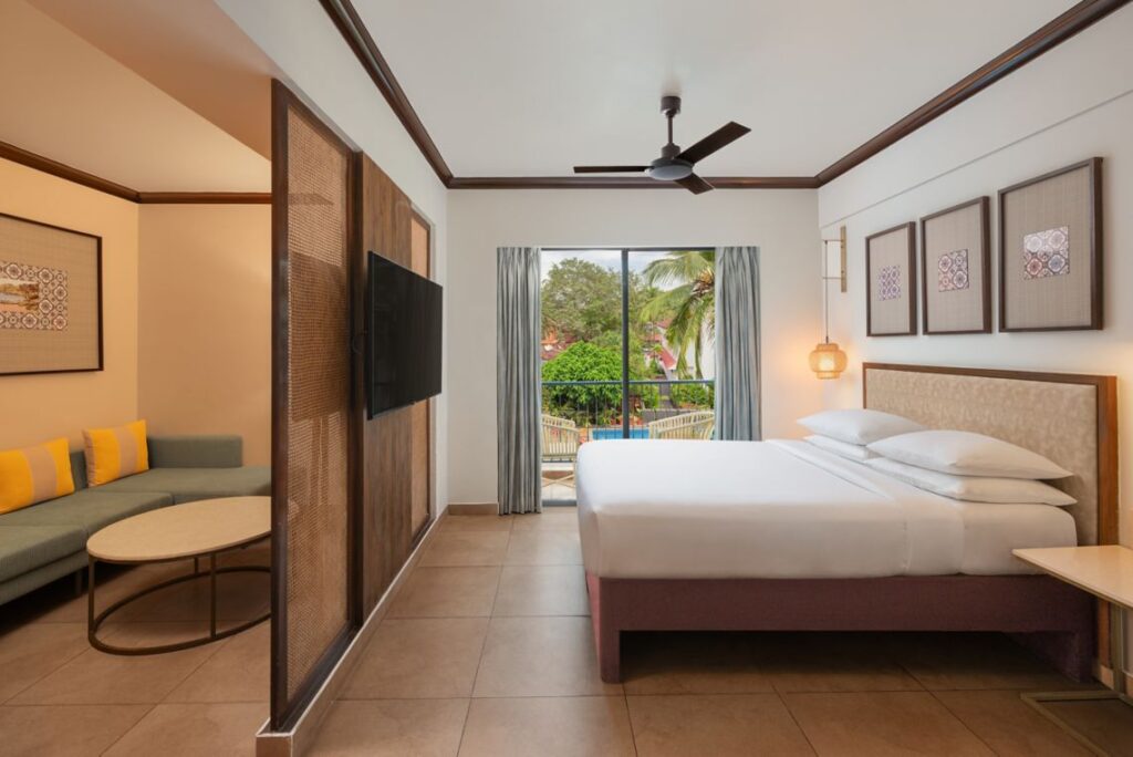 Studio Suite-1 Queen, Pool view