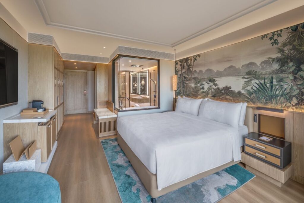 Luxury Guest room-1 King-Courtyard view-Balcony