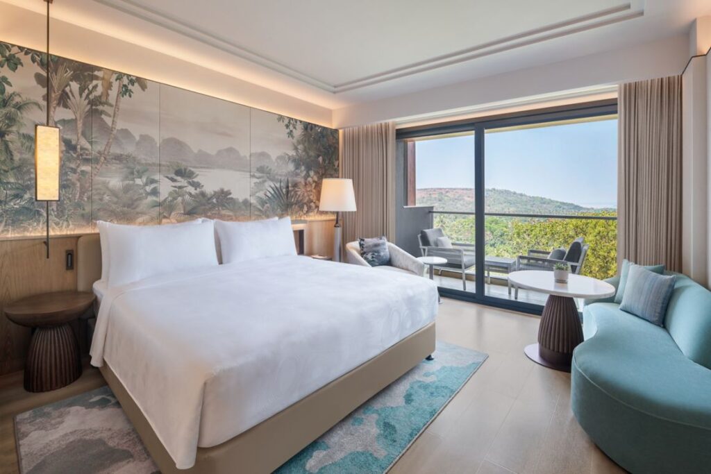 Luxury Tropical-Guest room-1 King-Forest view-Balcony