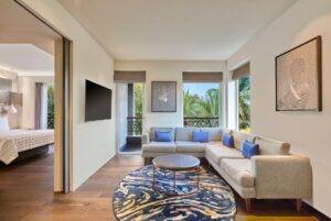 Junior suite-1 king-corner room-balcony